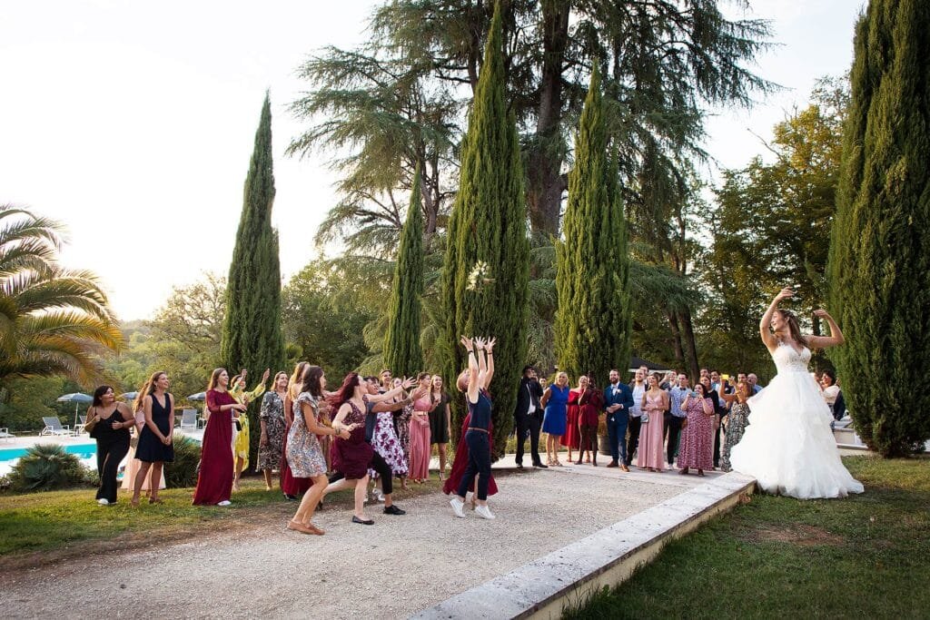 Lancé de Bouquet de la mariée lors d'un mariage en Dordogne